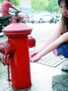 拧开消防栓，里面既然没有水（实图）